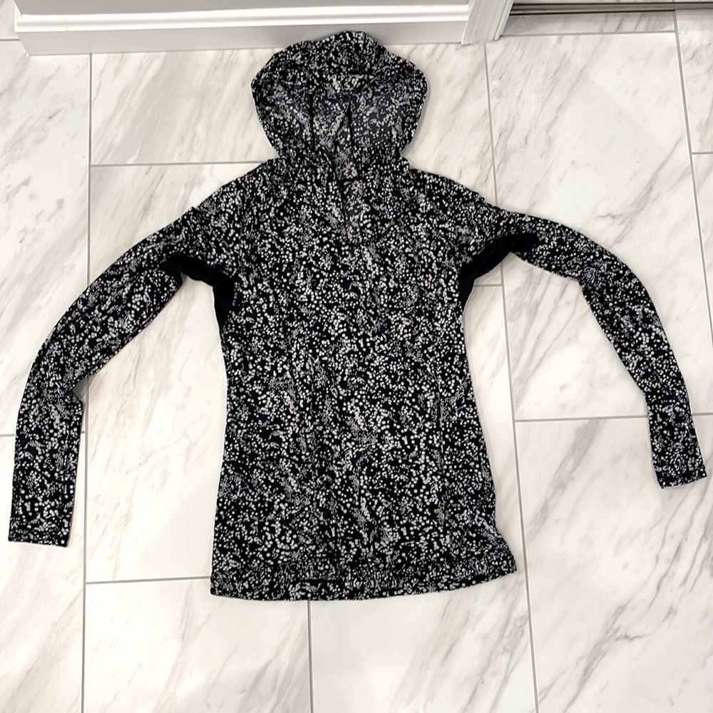 Lululemon Wicking Athletic Wear. Long Sleeves with Hood. Size 8.